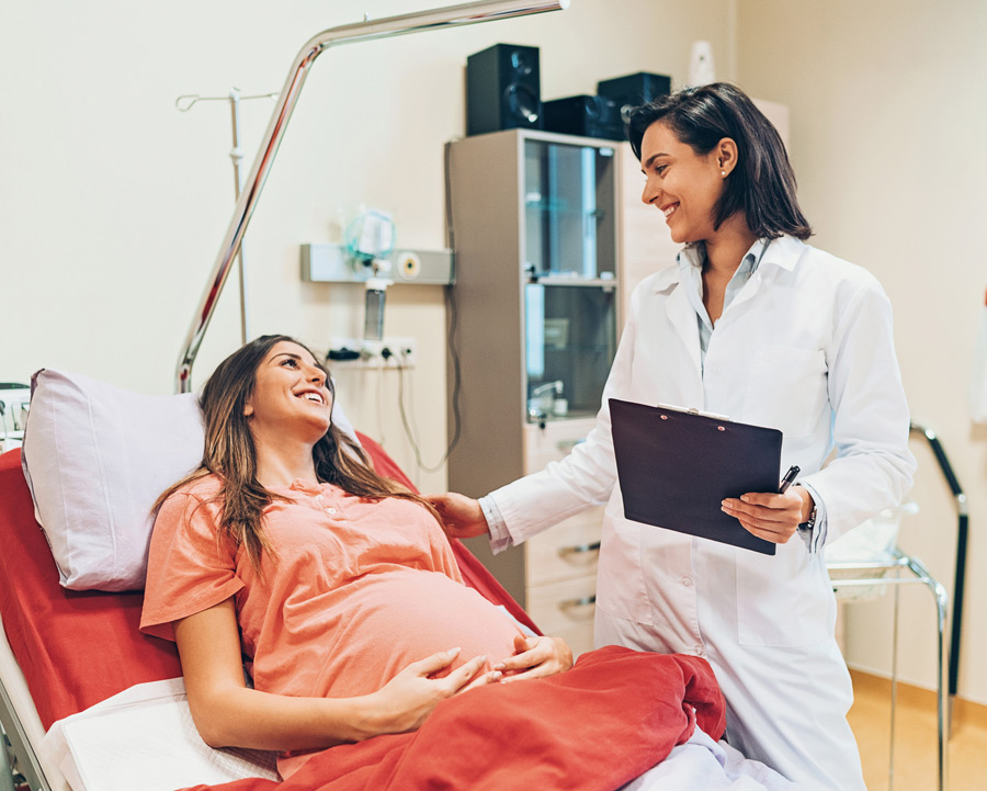 Pregnant-woman-during-a-consultation-with-an-OBGYN